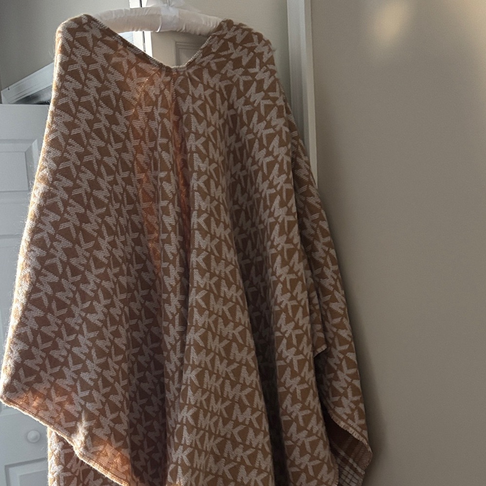 Michael Kors Beige and Cream Patterned reversible shawl nwt - Picture 4 of 5